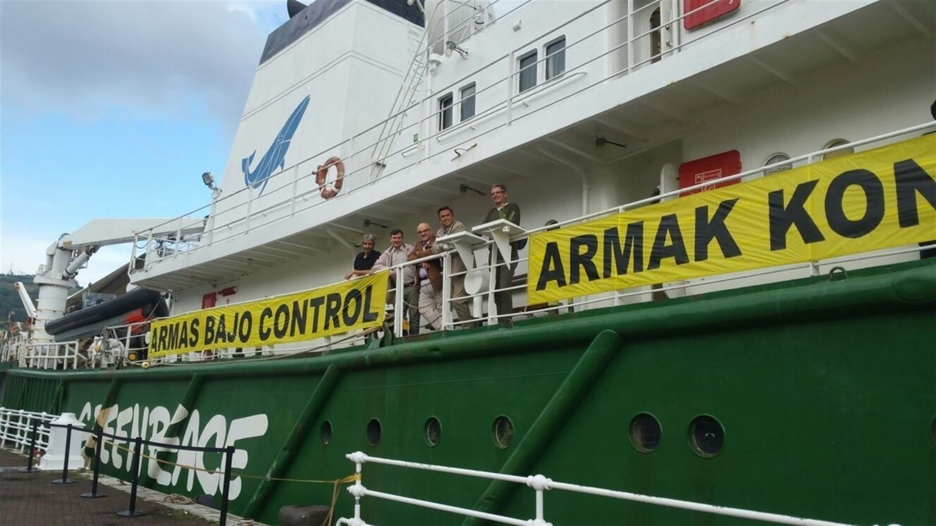 Barco Greenpeace campaa Armas bajo control