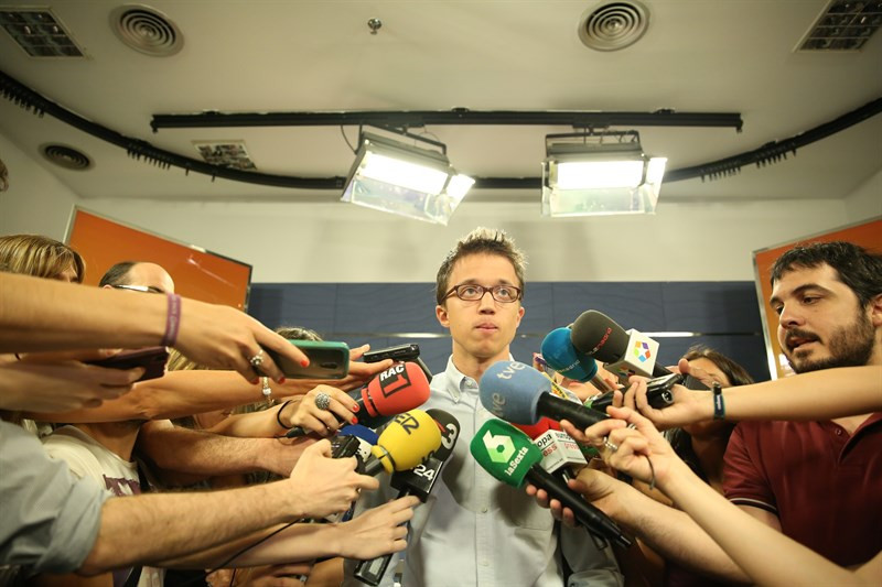 Iñigo Errejón contestando a los medios