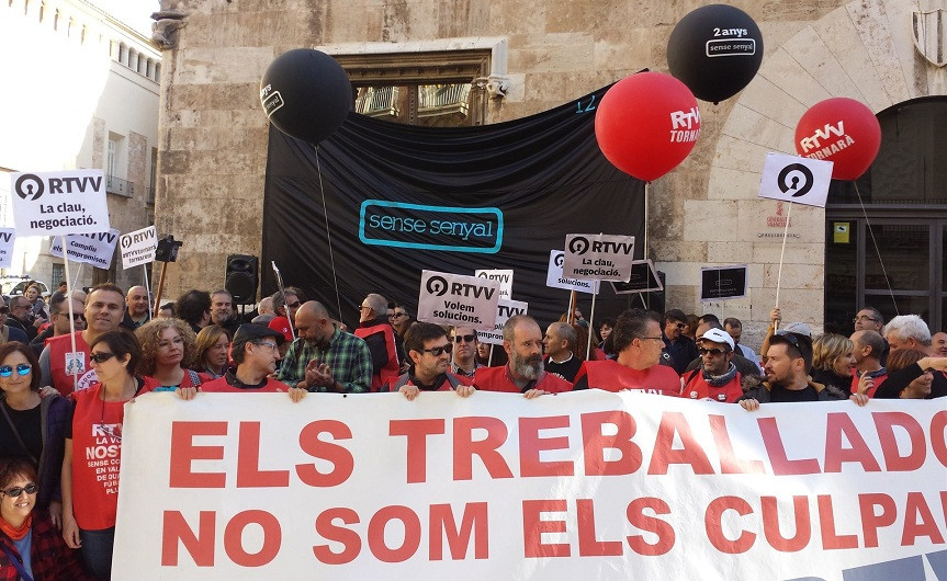 Extrabajadores RTVV manifestacion frente Generalitat