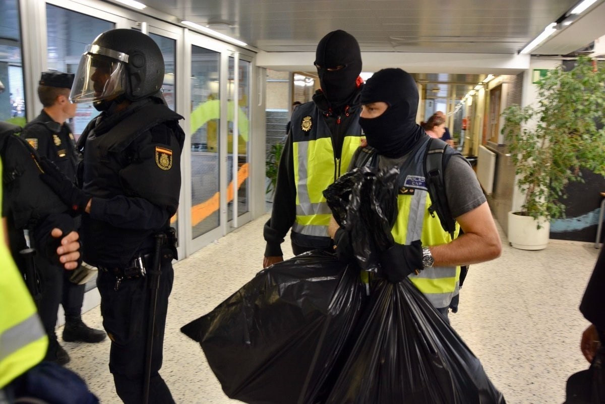 Agentes intervienen urnas y papeletas colegios barcelona