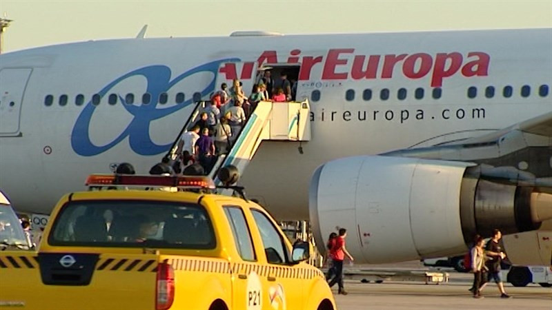 Pasajeros subiendo a un avión de Air Europa