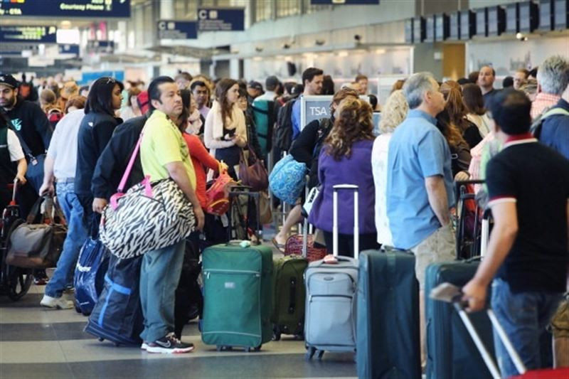 Gente esperando en el aeropuerto.