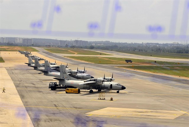 Aviones aparcados en la pista de aterrizaje