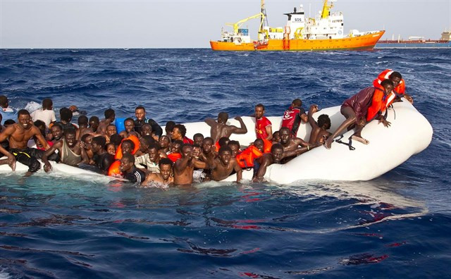 Inmigrantes en una barca en el mar