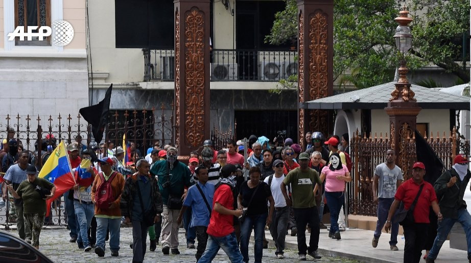 Chavistas irrumpen parlamento 1