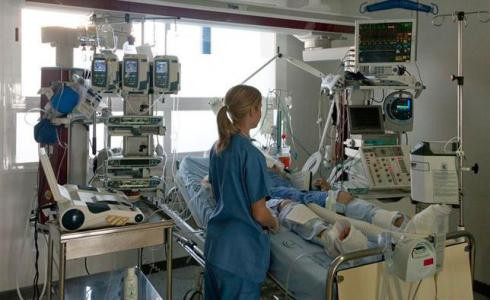 Enfermeras cargan contra el Govern por el uso privado de recursos sanitarios públicos