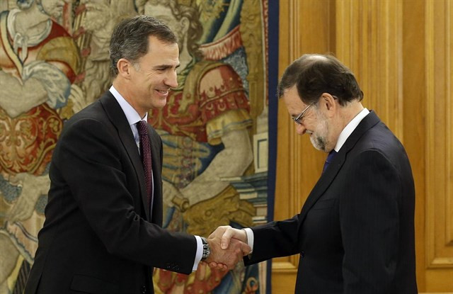 El Rey y Rajoy estrechan sus manos