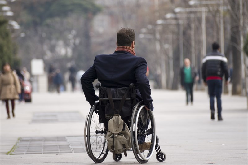 Hombre discapacitado en silla de ruedas