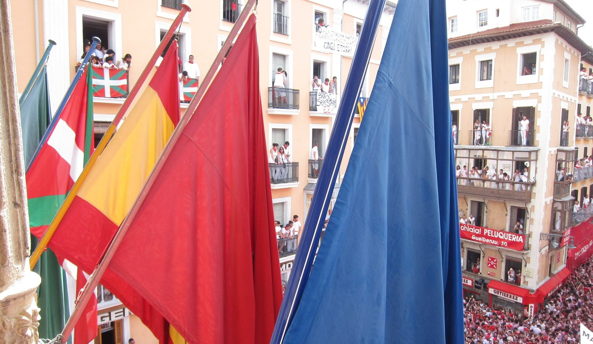 Ikurrina balcon ayuntamiento pamplona san fermines 1