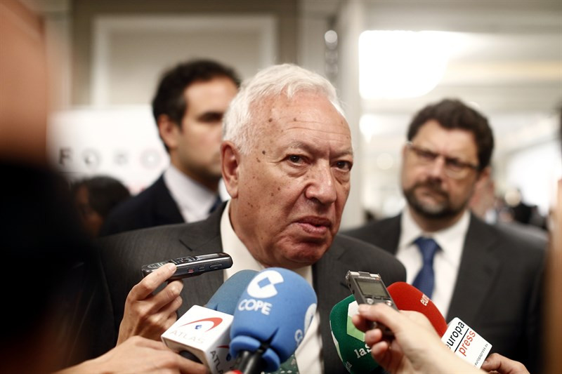 José Manuel García-Margallo respondiendo a los medios