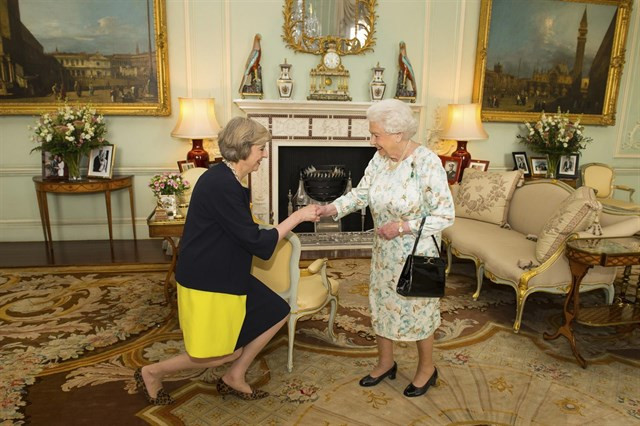 La Reina de Inglaterra designa a Theresa May primera ministra