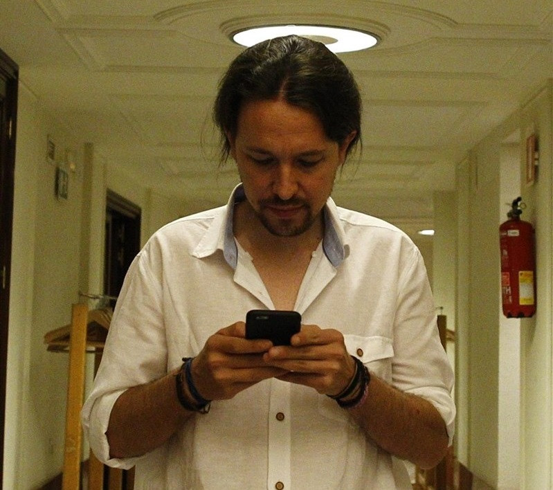 Pablo Iglesias escribiendo en su móvil