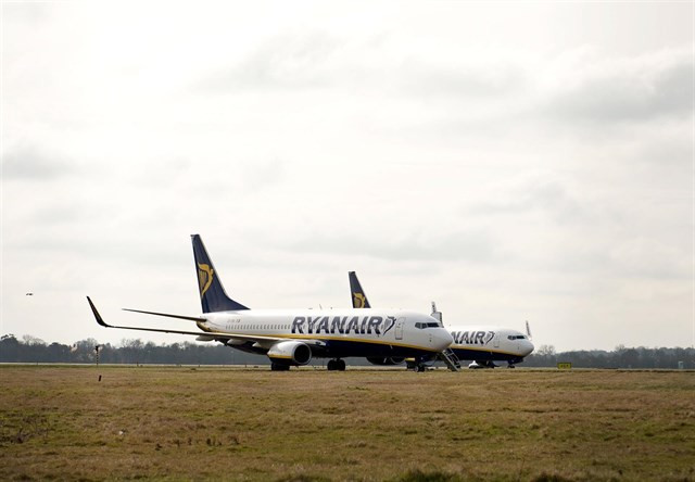 Dos aviones parados de la compañía "low cost" Ryanair