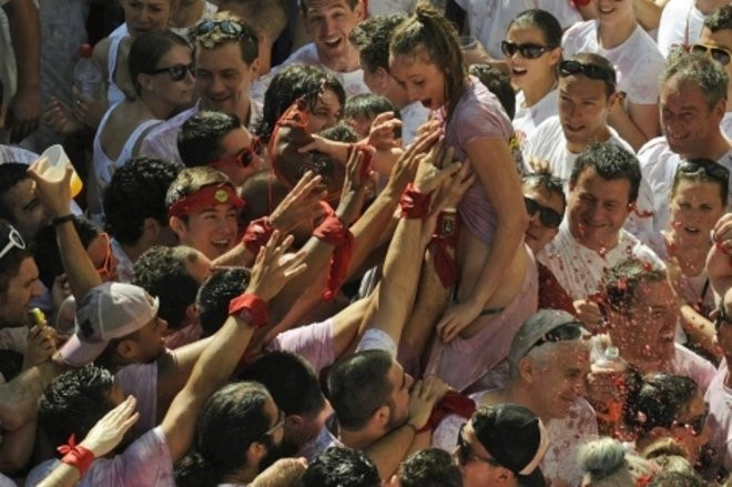 Chicos tocándole un pecho a una chica en San Fermín