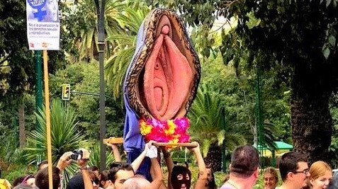 La Audiencia de Málaga fuerza que siga adelante la causa por la vagina  sacada en procesión