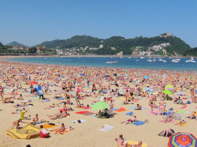 Playas llenas de gente durante el mes de agosto