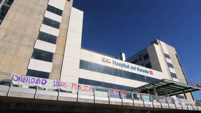 Hospital de Madrid con pancartas en defensa de la sanidad pública 