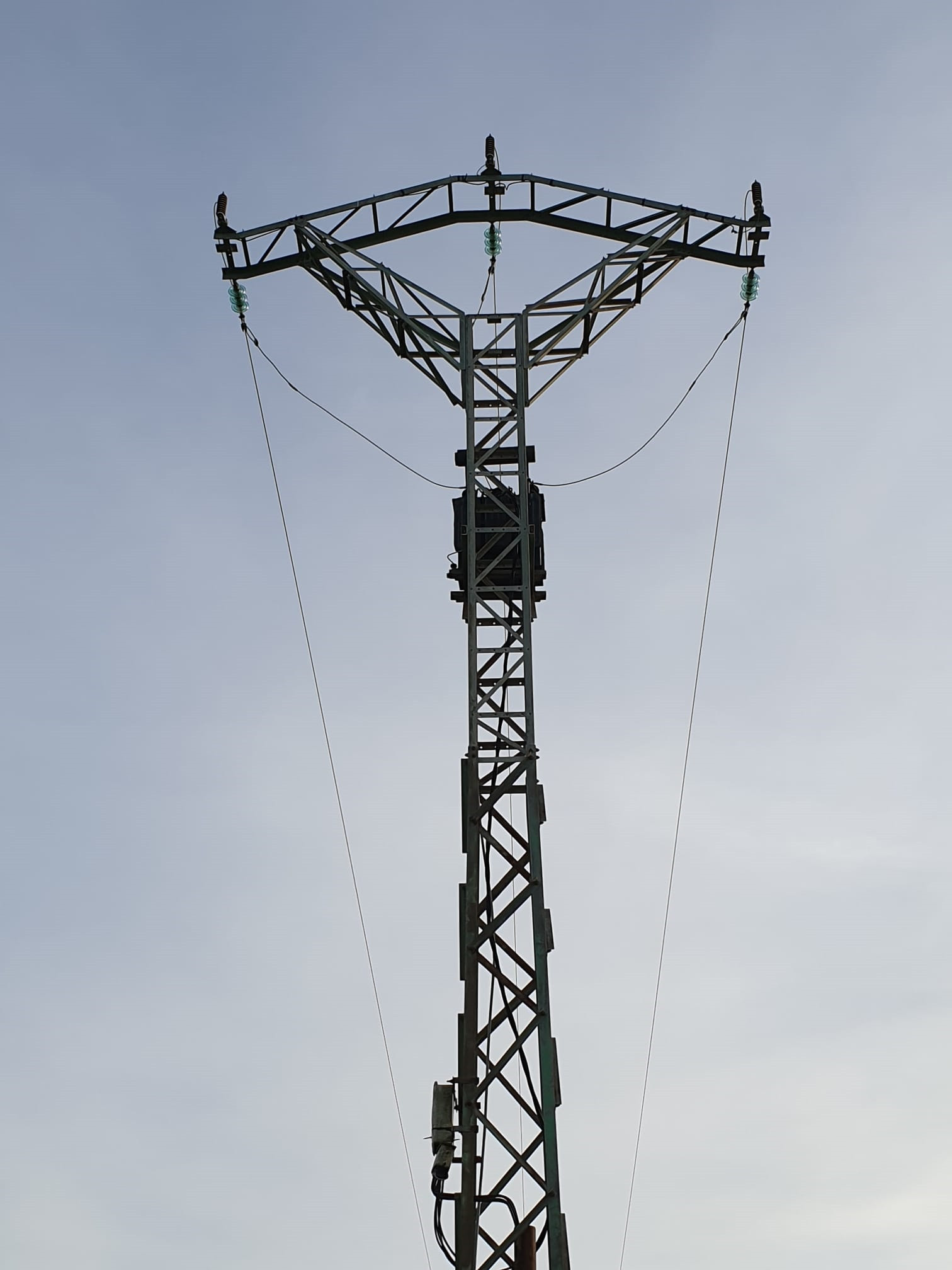 El precio de la luz baja de nuevo este lunes, pero sigue situándose por encima de los 200 euros/MWh