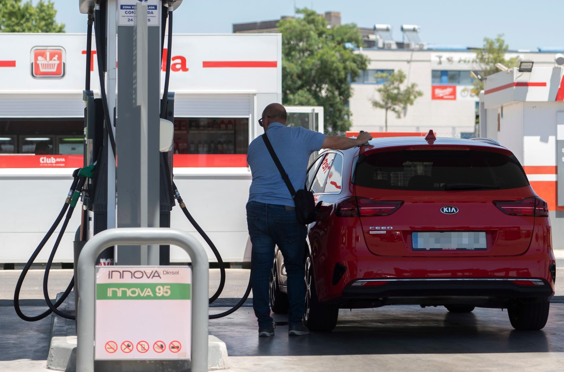 El precio de los carburantes se abarata más de un 16% desde junio y cae a mínimos de abril