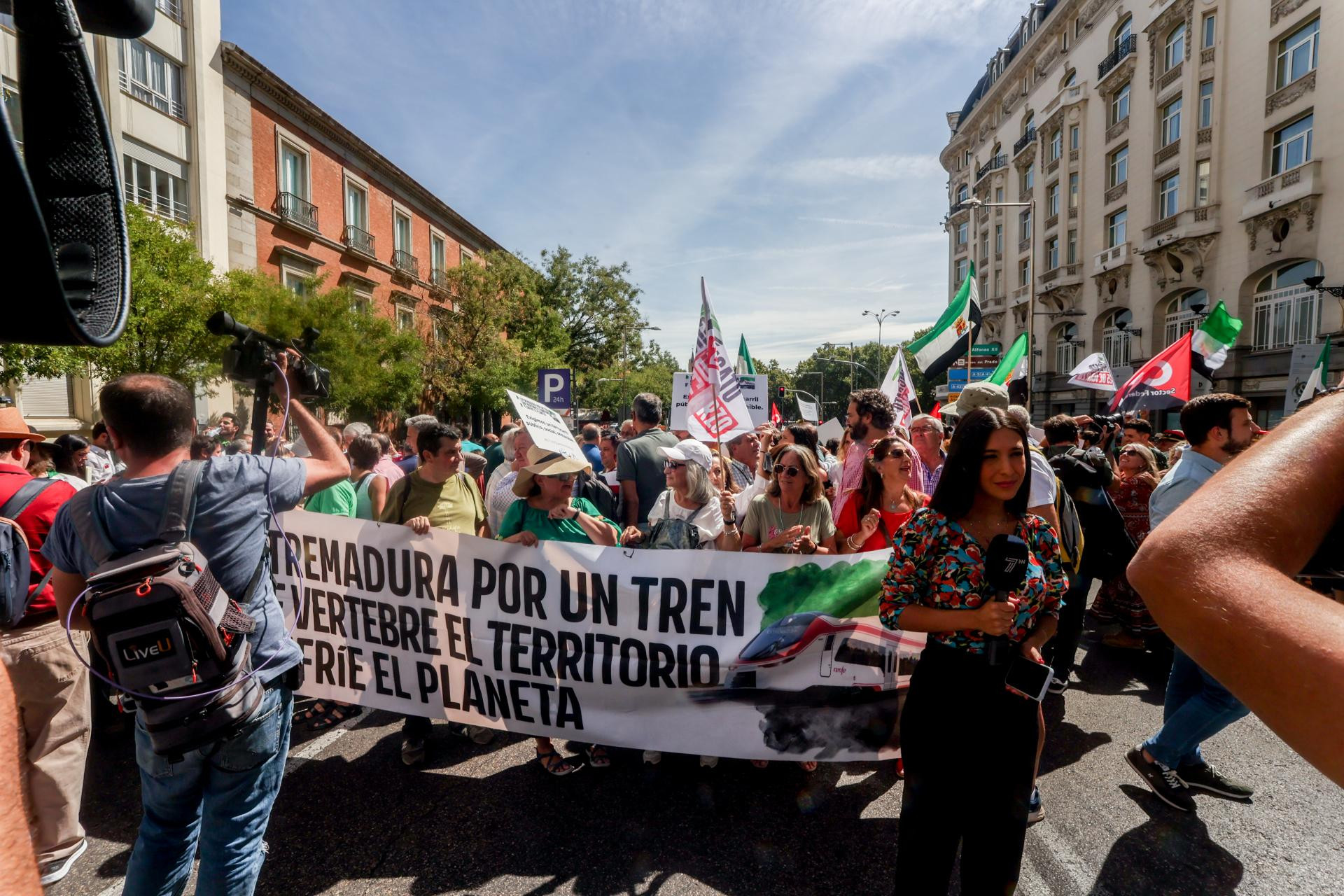 Moradores da Extremadura exigem um ‘comboio digno’ às portas do Congresso e mostram-se ‘fartos’ com promessas não cumpridas