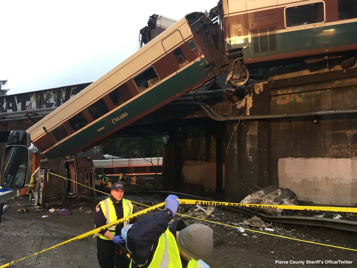 Varios muertos al descarrilar un tren de pasajeros en Washington