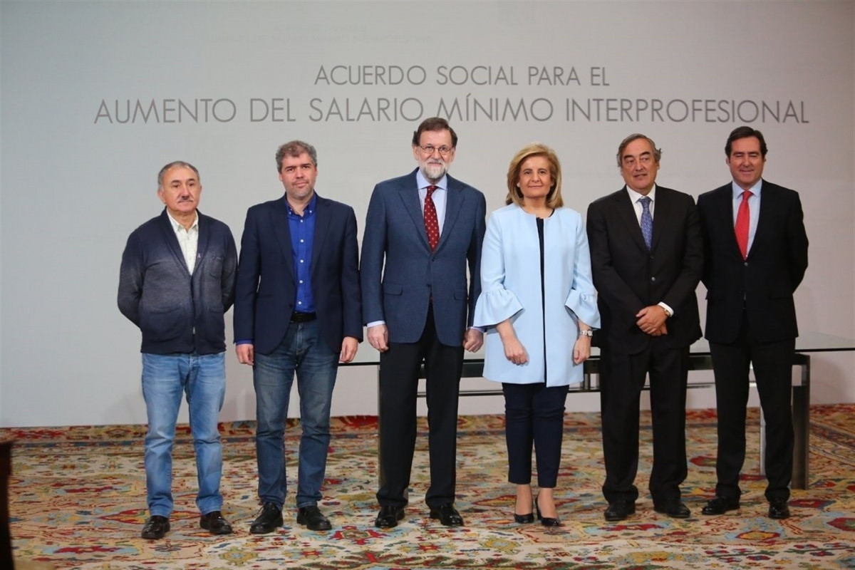 Rajoy firma con los agentes sociales subir el SMI