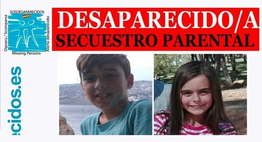 Detalle del cartel de los dos menores desaparecidos en Sevilla