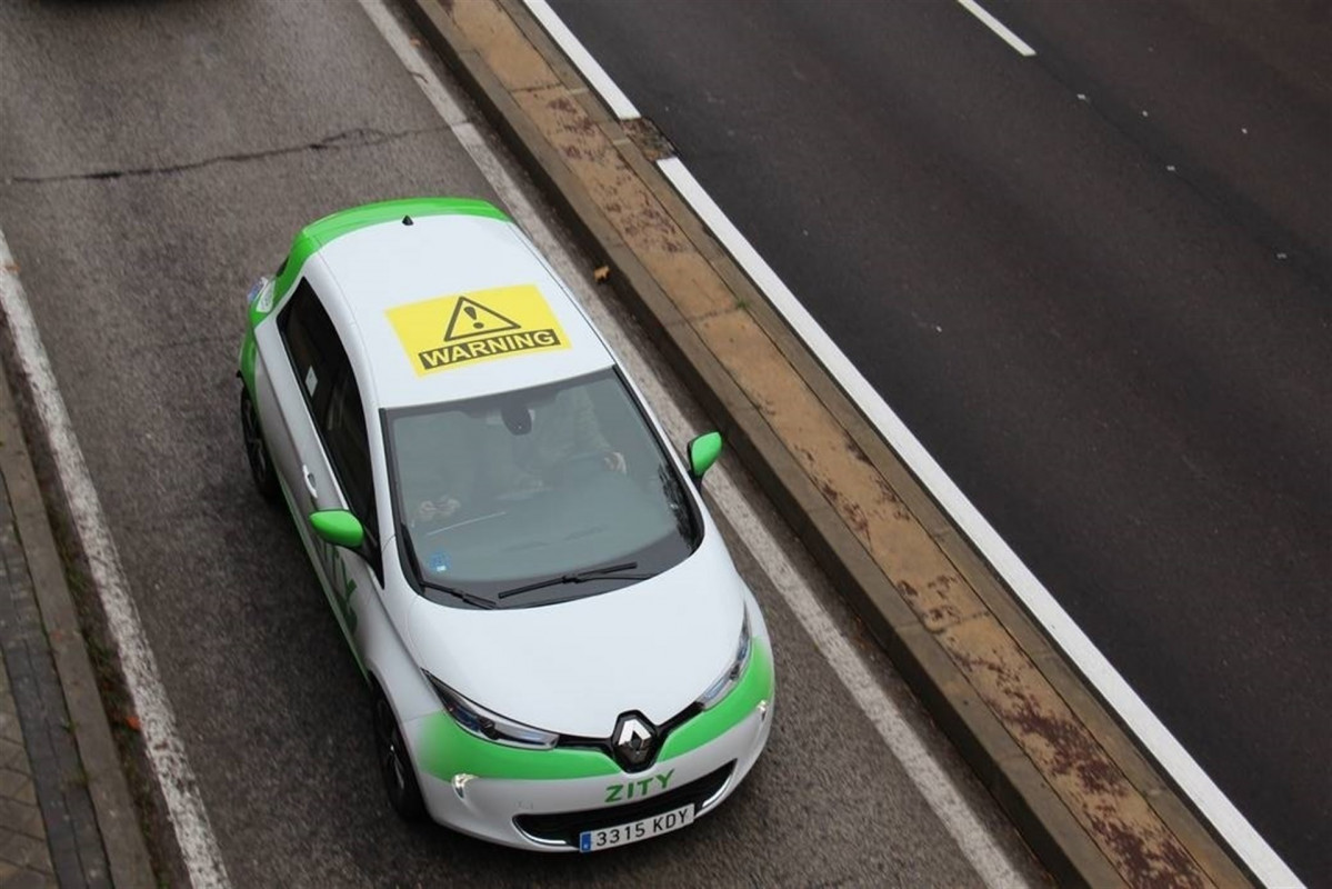 Aministu00eda Internacional pone pegatinas de warning en los coches de Zity