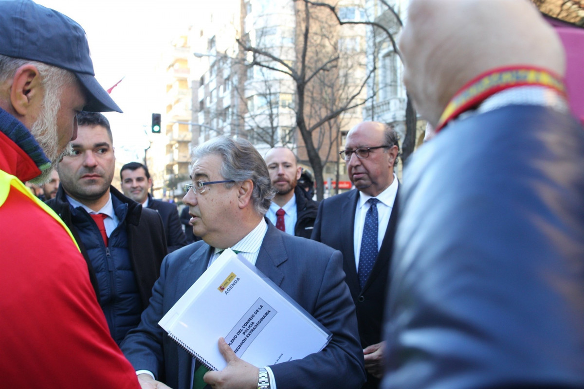 Zoido se acerca a los manifestantes para la equiparaciu00f3n salarial de la Policu00eda