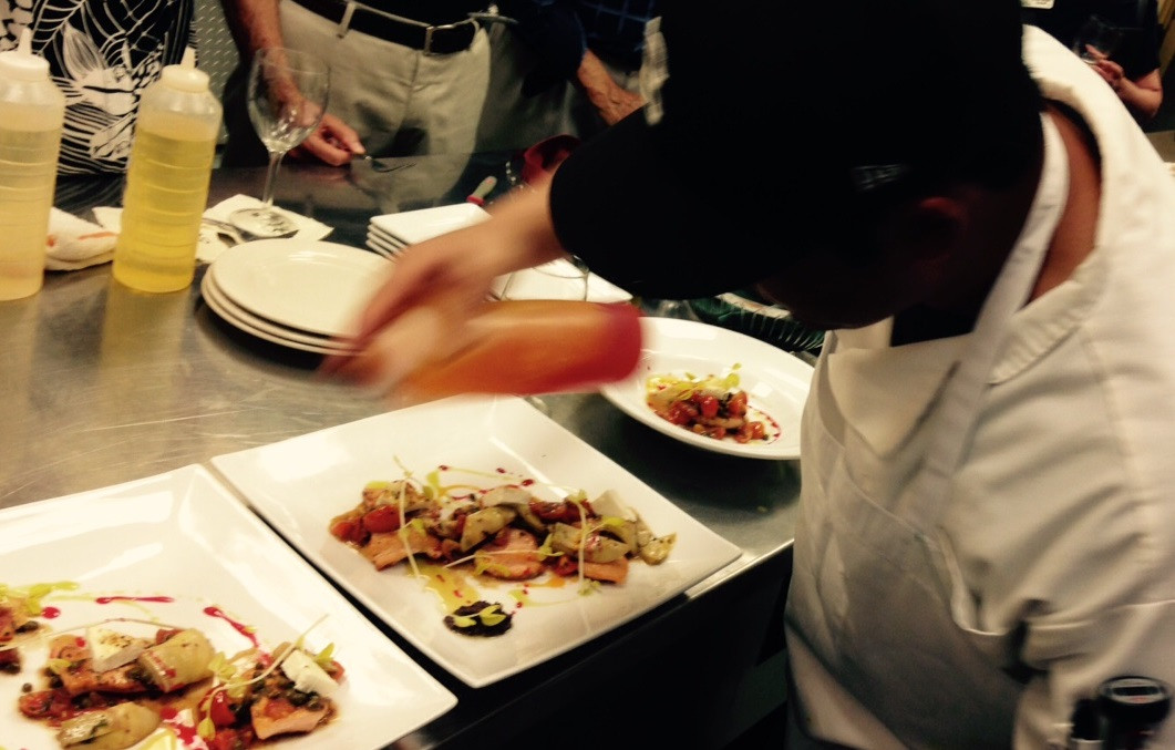 Un chef cocinando