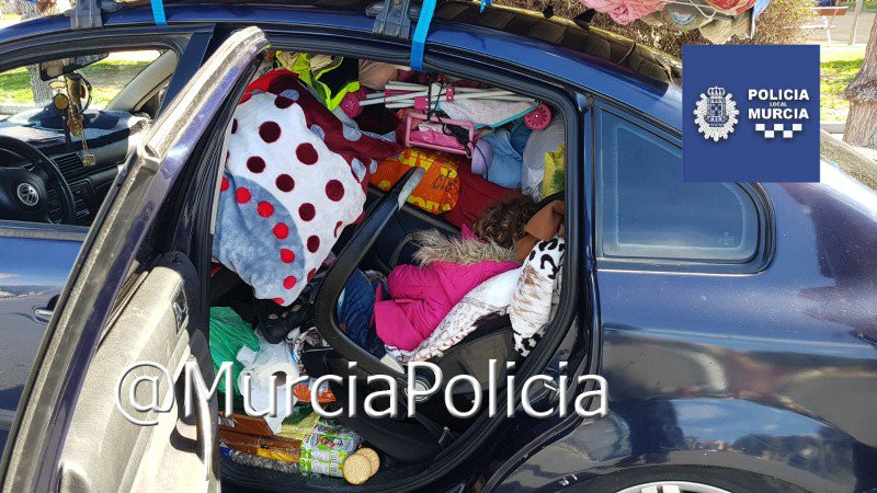 La Policu00eda para un coche por exceso de peso y encuentran a una niu00f1a enterrada entre trastos