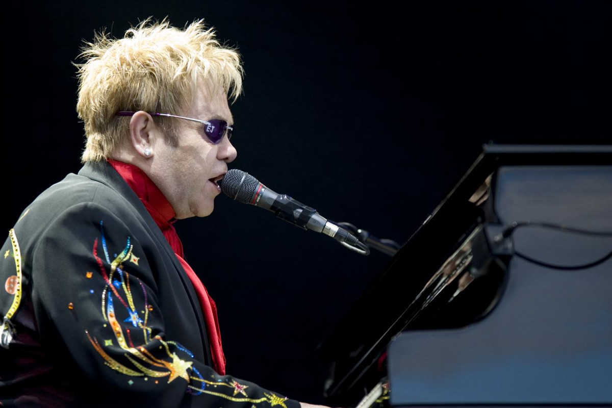 Elton John performing, 2008 3