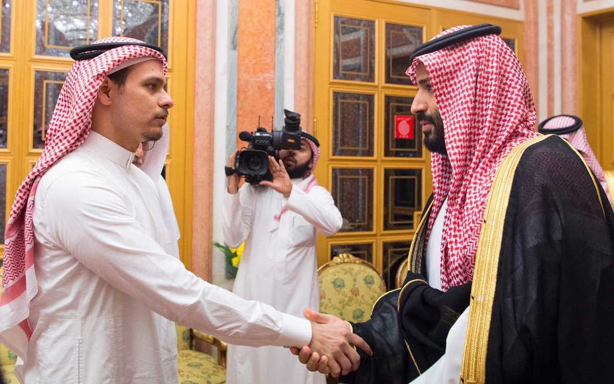 El hijo mayor de Jamal Khashoggi saluda al pru00edncipe saudu00ed Mohammed bin Salam