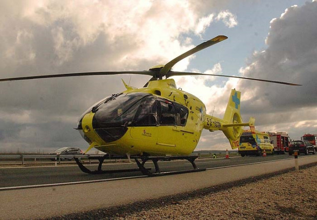 Sucesos.- Evacuado en helicóptero un herido al colisionar dos camiones en Langa de Duero (Soria)