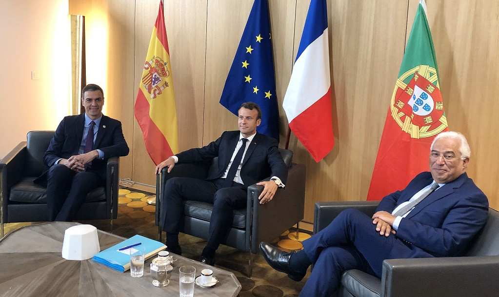 Pedro Su00e1nchez, Emmanuel Macron y  Antonio Costa, antes de su reuniu00f3n en Bruselas