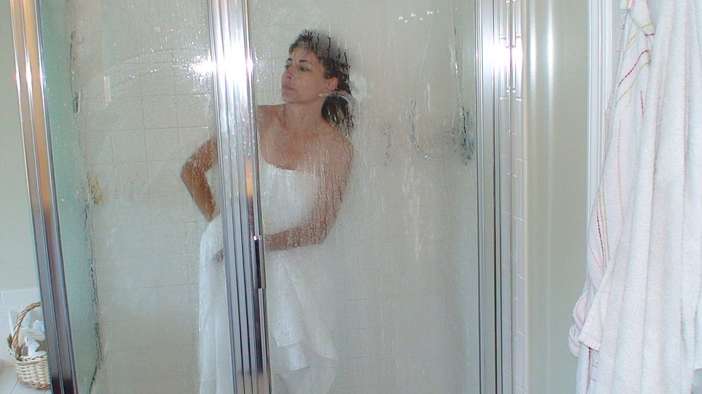 Una mujer en la ducha
