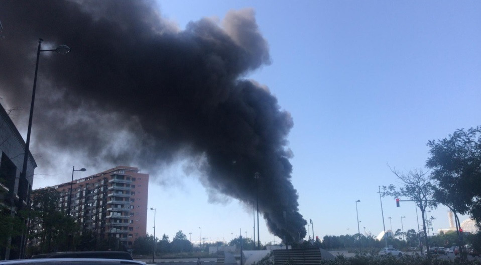 Columna de humo provocada por el incendio en una torre del Oceanogru00e0fic de Valencia