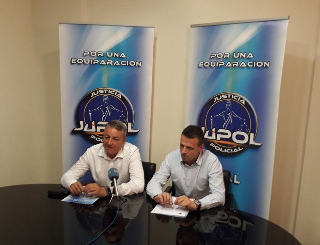 El secretario general de Jupol, José María García, y el responsable de Comunicación, Pablo Pérez, anuncian que declaran conflicto colectivo para reclamar una equiparación salarial 