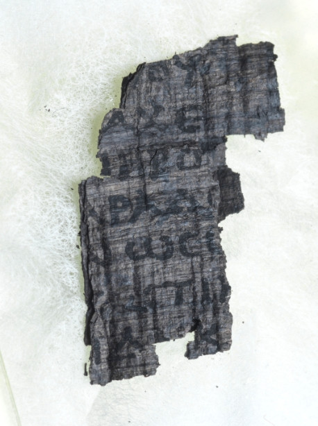 Fragmento de pergamino de Herculanum del Instituto de Francia siendo escaneado en la Diamond Light Source