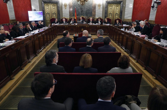 Los doce líderes independentistas acusados por el proceso soberanista catalán que derivó en la celebración del 1-O y la declaración unilateral de independencia de Cataluña (DUI), en el banquillo del Tribunal Supremo al inicio del juicio del 