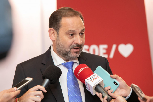 El secretario de Organización del PSOE, José Luis Ábalos, valora la macroencuesta preelectoral del CIS