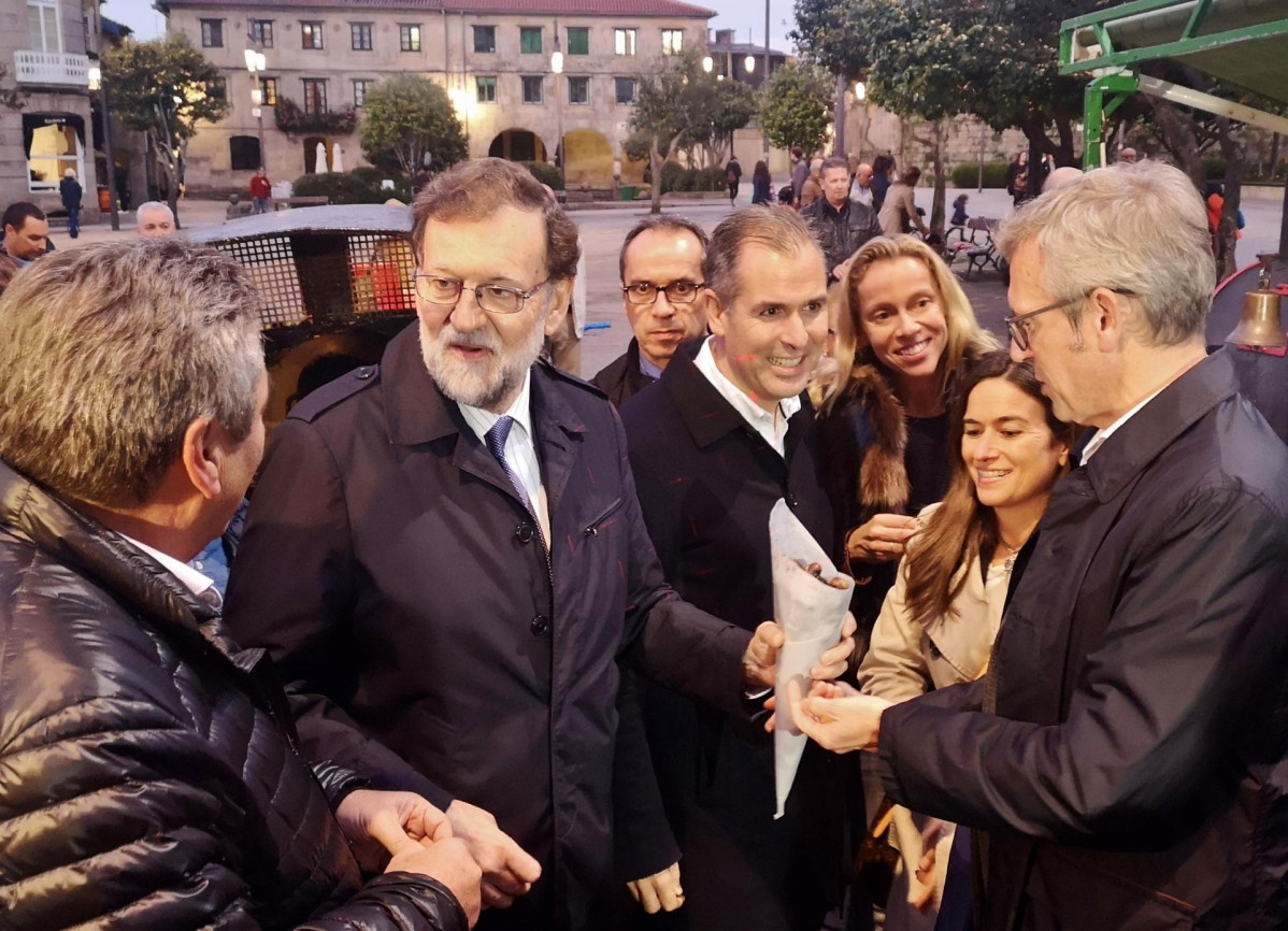 El expresidente del Gobierno Mariano Rajoy durante un paseo por Pontevedra en la campaña de las generales del 10N