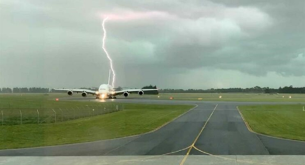 Un rayo casi alcanza un aviu00f3n de Emirates durante la tormenta