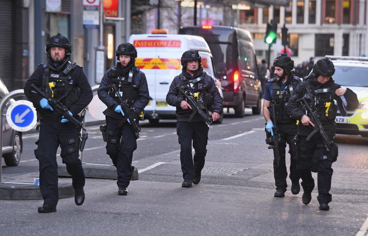 Agentes actu00faan en Londres tras el ataque terrorista en el Puente de Londres