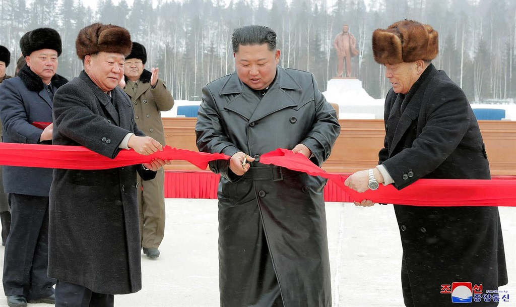 ImageKim Jong un corta la cinta roja e inaugura la ciudad de Samjiyon