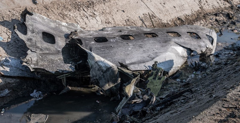 Una pieza del fuselaje del aviu00f3n ucraniano derrivado por misiles iranu00edes en el lugar donde ha ocurrido el accidente