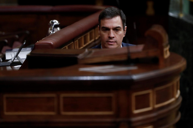 El presidente del Gobierno, Pedro Sánchez, se dispone a tomar la palabra en el pleno del Congreso celebrado este Jueves Santo para autorizar una segunda prórroga del estado de alarma