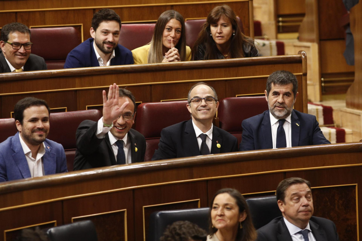 (E-D) El coordinador federal d'IU, Alberto Garzón; i els presos del procés Josep Rull (PDeCAT), Jordi Turull (PDeCAT)  i Jordi Sànchez (ANC) asseguts al Congrés dels Diputats durant la constitució de la XIII Legislatura de la cambra baixa.