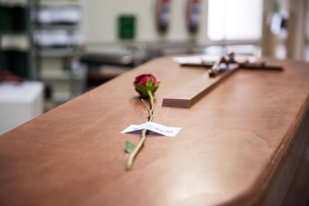 Detalle de la rosa, que los Servicios Funerarios de Madrid colocan sobre cada féretro