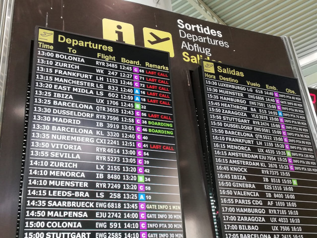 Pantallas con información sobre vuelos en el aeropuerto de Palma.